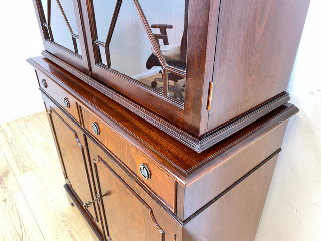 WMK # Feine dunkle Vitrine in antikem Englischen Stil in Mahagoni mit Sprossen Glastüren # Bücherschrank Büchervitrine Geschirrschrank Highboard Kommode Regency Empire Stilmöbel Vintage Berlin Leipzig