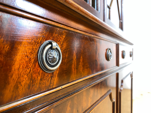 WMK # Feine dunkle Vitrine in antikem Englischen Stil in Mahagoni mit Sprossen Glastüren # Bücherschrank Büchervitrine Geschirrschrank Highboard Kommode Regency Empire Stilmöbel Vintage Berlin Leipzig