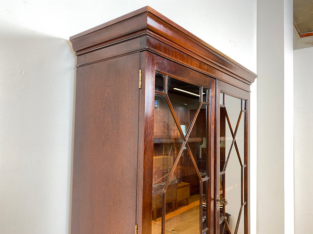 WMK # Feine dunkle Vitrine in antikem Englischen Stil in Mahagoni mit Sprossen Glastüren # Bücherschrank Büchervitrine Geschirrschrank Highboard Kommode Regency Empire Stilmöbel Vintage Berlin Leipzig