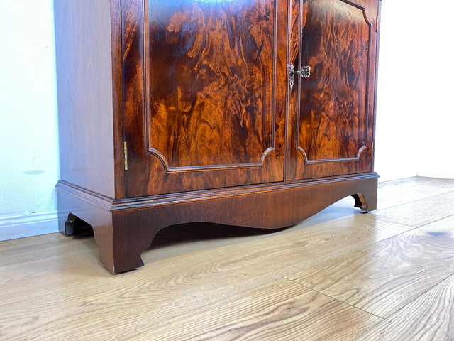 WMK # Feine dunkle Vitrine in antikem Englischen Stil in Mahagoni mit Sprossen Glastüren # Bücherschrank Büchervitrine Geschirrschrank Highboard Kommode Regency Empire Stilmöbel Vintage Berlin Leipzig