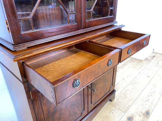 WMK # Feine dunkle Vitrine in antikem Englischen Stil in Mahagoni mit Sprossen Glastüren # Bücherschrank Büchervitrine Geschirrschrank Highboard Kommode Regency Empire Stilmöbel Vintage Berlin Leipzig