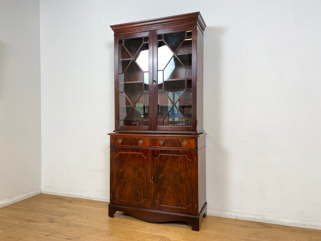 WMK # Feine dunkle Vitrine in antikem Englischen Stil in Mahagoni mit Sprossen Glastüren # Bücherschrank Büchervitrine Geschirrschrank Highboard Kommode Regency Empire Stilmöbel Vintage Berlin Leipzig