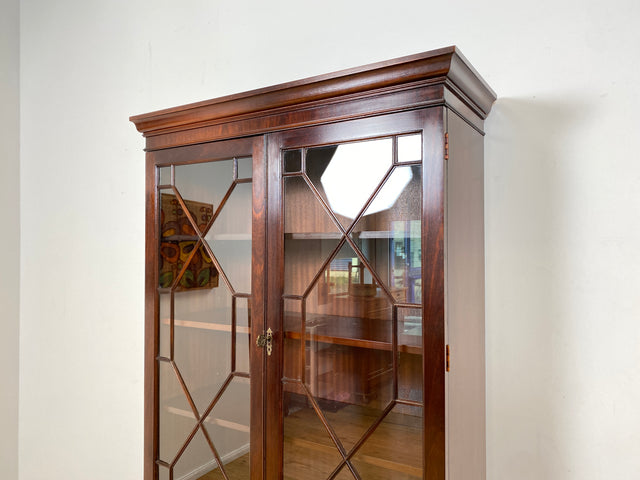 WMK # Feine dunkle Vitrine in antikem Englischen Stil in Mahagoni mit Sprossen Glastüren # Bücherschrank Büchervitrine Geschirrschrank Highboard Kommode Regency Empire Stilmöbel Vintage Berlin Leipzig