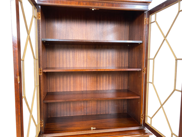 WMK # Feine dunkle Vitrine in antikem Englischen Stil in Mahagoni mit Sprossen Glastüren # Bücherschrank Büchervitrine Geschirrschrank Highboard Kommode Regency Empire Stilmöbel Vintage Berlin Leipzig