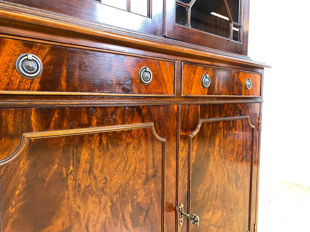 WMK # Feine dunkle Vitrine in antikem Englischen Stil in Mahagoni mit Sprossen Glastüren # Bücherschrank Büchervitrine Geschirrschrank Highboard Kommode Regency Empire Stilmöbel Vintage Berlin Leipzig