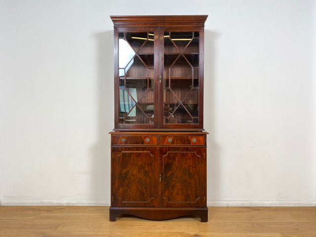 WMK # Feine dunkle Vitrine in antikem Englischen Stil in Mahagoni mit Sprossen Glastüren # Bücherschrank Büchervitrine Geschirrschrank Highboard Kommode Regency Empire Stilmöbel Vintage Berlin Leipzig