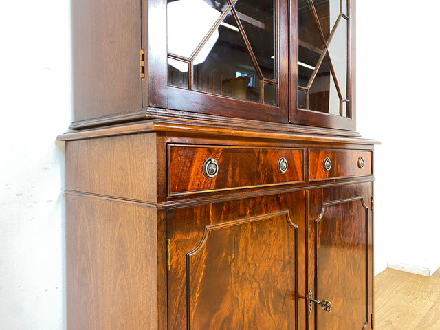 WMK # Feine dunkle Vitrine in antikem Englischen Stil in Mahagoni mit Sprossen Glastüren # Bücherschrank Büchervitrine Geschirrschrank Highboard Kommode Regency Empire Stilmöbel Vintage Berlin Leipzig