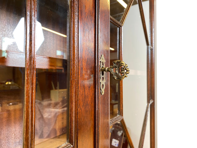 WMK # Feine dunkle Vitrine in antikem Englischen Stil in Mahagoni mit Sprossen Glastüren # Bücherschrank Büchervitrine Geschirrschrank Highboard Kommode Regency Empire Stilmöbel Vintage Berlin Leipzig
