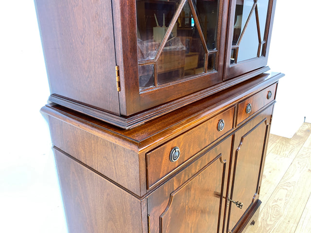 WMK # Feine dunkle Vitrine in antikem Englischen Stil in Mahagoni mit Sprossen Glastüren # Bücherschrank Büchervitrine Geschirrschrank Highboard Kommode Regency Empire Stilmöbel Vintage Berlin Leipzig