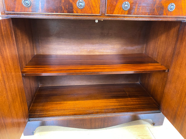 WMK # Feine dunkle Vitrine in antikem Englischen Stil in Mahagoni mit Sprossen Glastüren # Bücherschrank Büchervitrine Geschirrschrank Highboard Kommode Regency Empire Stilmöbel Vintage Berlin Leipzig