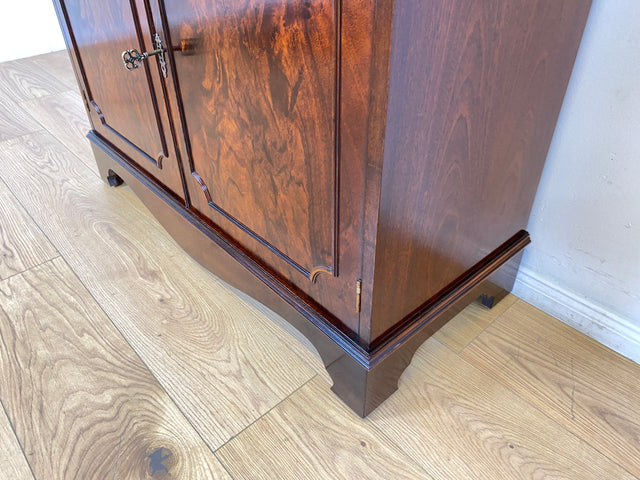 WMK # Feine dunkle Vitrine in antikem Englischen Stil in Mahagoni mit Sprossen Glastüren # Bücherschrank Büchervitrine Geschirrschrank Highboard Kommode Regency Empire Stilmöbel Vintage Berlin Leipzig