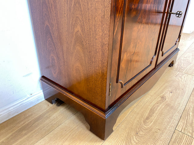 WMK # Feine dunkle Vitrine in antikem Englischen Stil in Mahagoni mit Sprossen Glastüren # Bücherschrank Büchervitrine Geschirrschrank Highboard Kommode Regency Empire Stilmöbel Vintage Berlin Leipzig