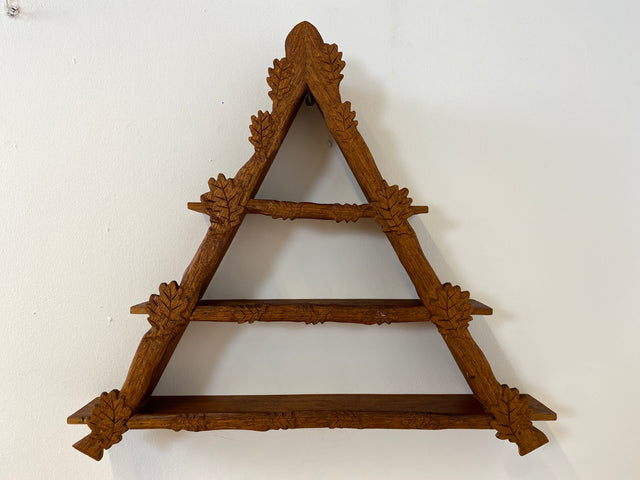 WMK Hübsches und gut erhaltenes Dänisches Volkskunst Amager Wandregal aus Holz, handgemacht & handgeschnitzt # Holzregal Regal Küchenregal Wanddeko Gewürzregal Dreiecksregal Vintage # Versand möglich