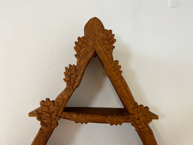 WMK Hübsches und gut erhaltenes Dänisches Volkskunst Amager Wandregal aus Holz, handgemacht & handgeschnitzt # Holzregal Regal Küchenregal Wanddeko Gewürzregal Dreiecksregal Vintage # Versand möglich