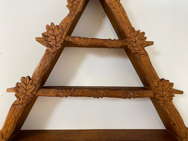 WMK Hübsches und gut erhaltenes Dänisches Volkskunst Amager Wandregal aus Holz, handgemacht & handgeschnitzt # Holzregal Regal Küchenregal Wanddeko Gewürzregal Dreiecksregal Vintage # Versand möglich