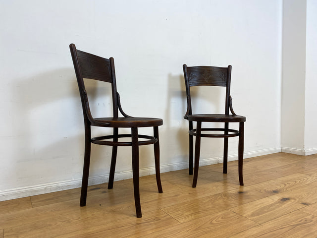 WMK I 1/2 Design Klassiker von Thonet I Berühmter N 124 Stuhl mit geprägtem Blumenornament, um 1920, markiert I Stuhl Esszimmerstuhl Holzstuhl Küchenstuhl Wiener Kaffeehaus Bugholz Jugendstil Vintage
