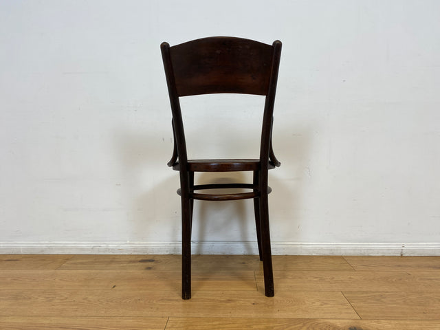 WMK I 1/2 Design Klassiker von Thonet I Berühmter N 124 Stuhl mit geprägtem Blumenornament, um 1920, markiert I Stuhl Esszimmerstuhl Holzstuhl Küchenstuhl Wiener Kaffeehaus Bugholz Jugendstil Vintage