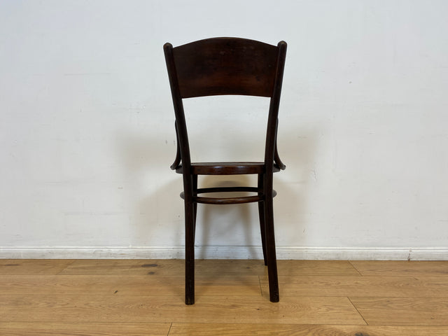 WMK I Design Klassiker von Thonet I Berühmter N 124 Stuhl mit geprägtem Blumenornament, um 1920, markiert