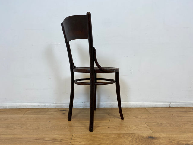 WMK I 1/2 Design Klassiker von Thonet I Berühmter N 124 Stuhl mit geprägtem Blumenornament, um 1920, markiert I Stuhl Esszimmerstuhl Holzstuhl Küchenstuhl Wiener Kaffeehaus Bugholz Jugendstil Vintage