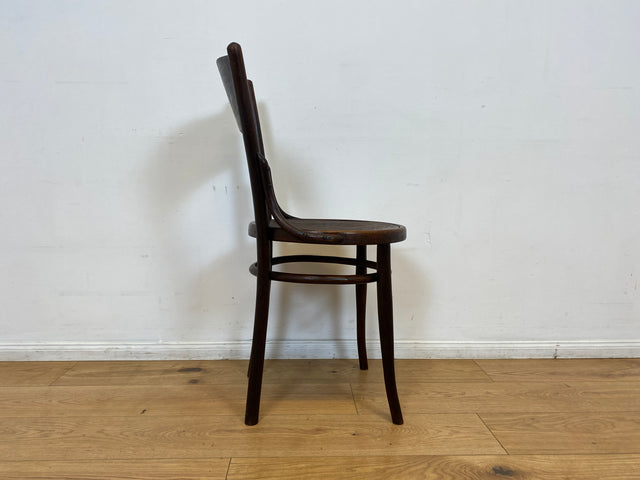 WMK I 1/2 Design Klassiker von Thonet I Berühmter N 124 Stuhl mit geprägtem Blumenornament, um 1920, markiert I Stuhl Esszimmerstuhl Holzstuhl Küchenstuhl Wiener Kaffeehaus Bugholz Jugendstil Vintage