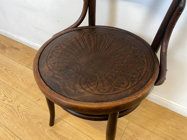 WMK I 1/2 Design Klassiker von Thonet I Berühmter N 124 Stuhl mit geprägtem Blumenornament, um 1920, markiert I Stuhl Esszimmerstuhl Holzstuhl Küchenstuhl Wiener Kaffeehaus Bugholz Jugendstil Vintage