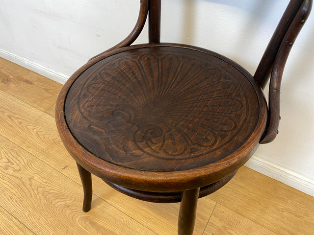 WMK I Design Klassiker von Thonet I Berühmter N 124 Stuhl mit geprägtem Blumenornament, um 1920, markiert