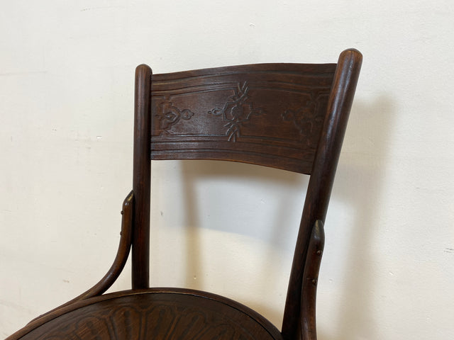 WMK I 1/2 Design Klassiker von Thonet I Berühmter N 124 Stuhl mit geprägtem Blumenornament, um 1920, markiert I Stuhl Esszimmerstuhl Holzstuhl Küchenstuhl Wiener Kaffeehaus Bugholz Jugendstil Vintage