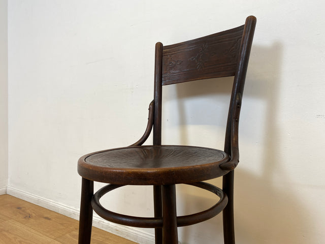 WMK I 1/2 Design Klassiker von Thonet I Berühmter N 124 Stuhl mit geprägtem Blumenornament, um 1920, markiert I Stuhl Esszimmerstuhl Holzstuhl Küchenstuhl Wiener Kaffeehaus Bugholz Jugendstil Vintage