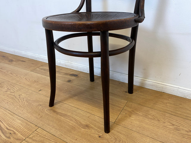 WMK I 1/2 Design Klassiker von Thonet I Berühmter N 124 Stuhl mit geprägtem Blumenornament, um 1920, markiert I Stuhl Esszimmerstuhl Holzstuhl Küchenstuhl Wiener Kaffeehaus Bugholz Jugendstil Vintage