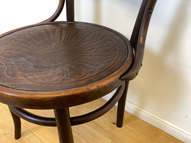 WMK I 1/2 Design Klassiker von Thonet I Berühmter N 124 Stuhl mit geprägtem Blumenornament, um 1920, markiert I Stuhl Esszimmerstuhl Holzstuhl Küchenstuhl Wiener Kaffeehaus Bugholz Jugendstil Vintage
