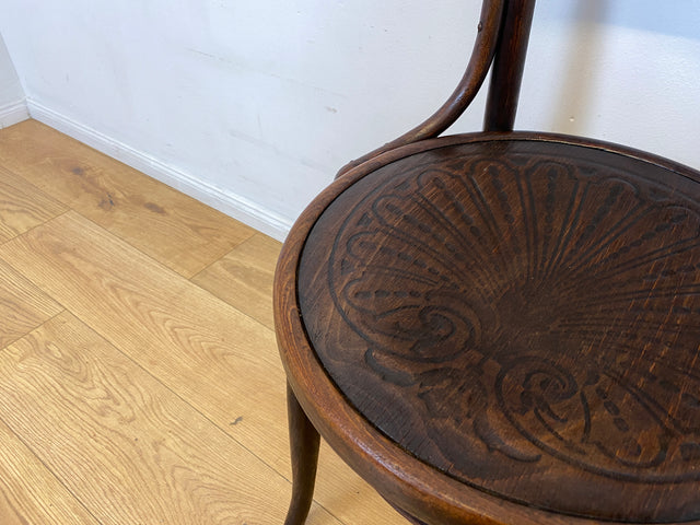 WMK I 1/2 Design Klassiker von Thonet I Berühmter N 124 Stuhl mit geprägtem Blumenornament, um 1920, markiert I Stuhl Esszimmerstuhl Holzstuhl Küchenstuhl Wiener Kaffeehaus Bugholz Jugendstil Vintage