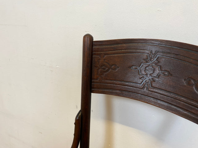 WMK I 1/2 Design Klassiker von Thonet I Berühmter N 124 Stuhl mit geprägtem Blumenornament, um 1920, markiert I Stuhl Esszimmerstuhl Holzstuhl Küchenstuhl Wiener Kaffeehaus Bugholz Jugendstil Vintage