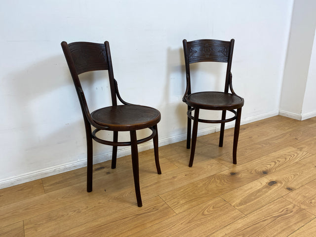 WMK I 1/2 Design Klassiker von Thonet I Berühmter N 124 Stuhl mit geprägtem Blumenornament, um 1920, markiert I Stuhl Esszimmerstuhl Holzstuhl Küchenstuhl Wiener Kaffeehaus Bugholz Jugendstil Vintage