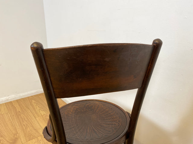 WMK I 1/2 Design Klassiker von Thonet I Berühmter N 124 Stuhl mit geprägtem Blumenornament, um 1920, markiert I Stuhl Esszimmerstuhl Holzstuhl Küchenstuhl Wiener Kaffeehaus Bugholz Jugendstil Vintage
