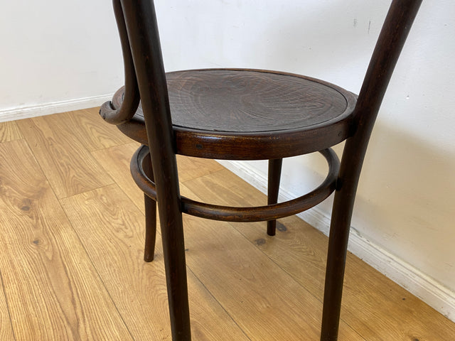 WMK I 1/2 Design Klassiker von Thonet I Berühmter N 124 Stuhl mit geprägtem Blumenornament, um 1920, markiert I Stuhl Esszimmerstuhl Holzstuhl Küchenstuhl Wiener Kaffeehaus Bugholz Jugendstil Vintage