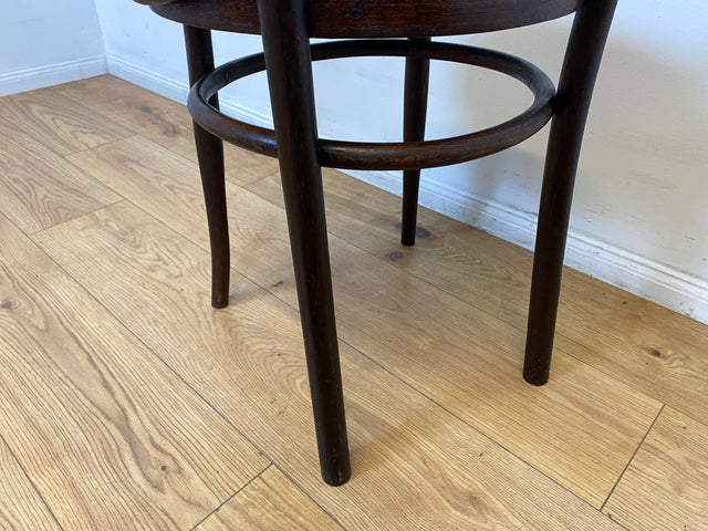 WMK I 1/2 Design Klassiker von Thonet I Berühmter N 124 Stuhl mit geprägtem Blumenornament, um 1920, markiert I Stuhl Esszimmerstuhl Holzstuhl Küchenstuhl Wiener Kaffeehaus Bugholz Jugendstil Vintage