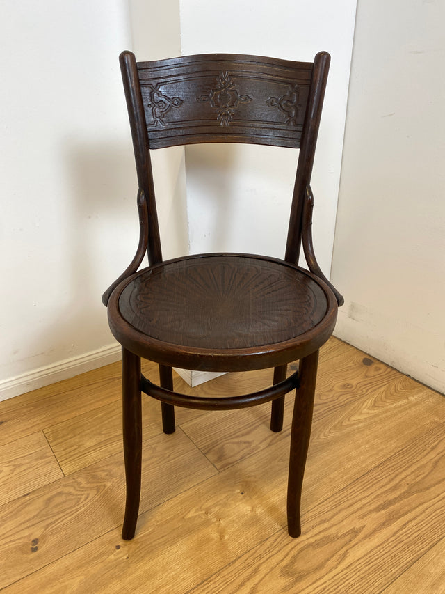 WMK I 1/2 Design Klassiker von Thonet I Berühmter N 124 Stuhl mit geprägtem Blumenornament, um 1920, markiert I Stuhl Esszimmerstuhl Holzstuhl Küchenstuhl Wiener Kaffeehaus Bugholz Jugendstil Vintage