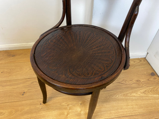 WMK I 1/2 Design Klassiker von Thonet I Berühmter N 124 Stuhl mit geprägtem Blumenornament, um 1920, markiert I Stuhl Esszimmerstuhl Holzstuhl Küchenstuhl Wiener Kaffeehaus Bugholz Jugendstil Vintage
