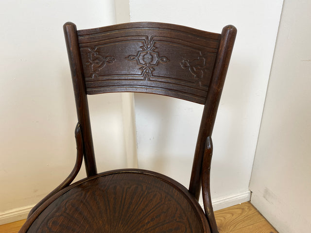WMK I 1/2 Design Klassiker von Thonet I Berühmter N 124 Stuhl mit geprägtem Blumenornament, um 1920, markiert I Stuhl Esszimmerstuhl Holzstuhl Küchenstuhl Wiener Kaffeehaus Bugholz Jugendstil Vintage