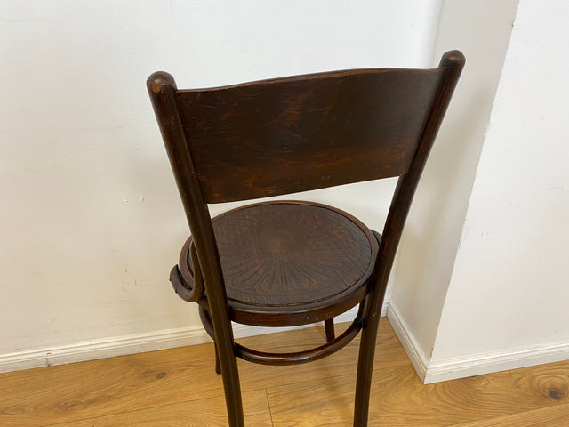 WMK I 1/2 Design Klassiker von Thonet I Berühmter N 124 Stuhl mit geprägtem Blumenornament, um 1920, markiert I Stuhl Esszimmerstuhl Holzstuhl Küchenstuhl Wiener Kaffeehaus Bugholz Jugendstil Vintage