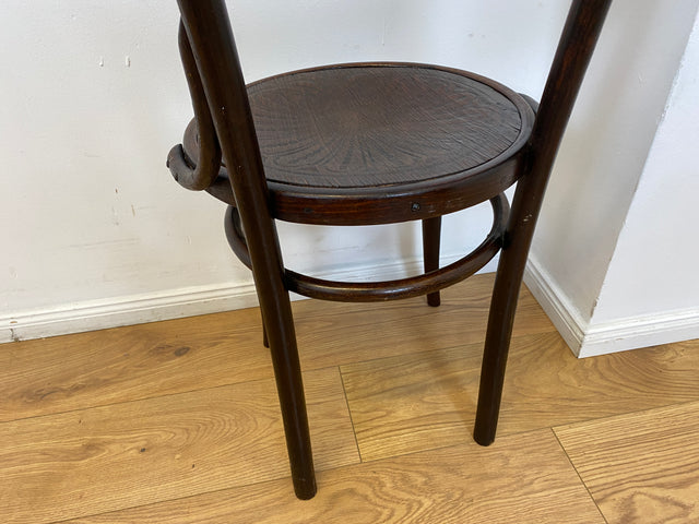 WMK I 1/2 Design Klassiker von Thonet I Berühmter N 124 Stuhl mit geprägtem Blumenornament, um 1920, markiert I Stuhl Esszimmerstuhl Holzstuhl Küchenstuhl Wiener Kaffeehaus Bugholz Jugendstil Vintage