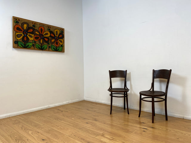 WMK I 1/2 Design Klassiker von Thonet I Berühmter N 124 Stuhl mit geprägtem Blumenornament, um 1920, markiert I Stuhl Esszimmerstuhl Holzstuhl Küchenstuhl Wiener Kaffeehaus Bugholz Jugendstil Vintage