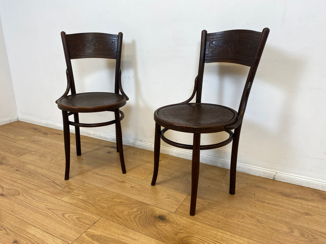 WMK I 1/2 Design Klassiker von Thonet I Berühmter N 124 Stuhl mit geprägtem Blumenornament, um 1920, markiert I Stuhl Esszimmerstuhl Holzstuhl Küchenstuhl Wiener Kaffeehaus Bugholz Jugendstil Vintage