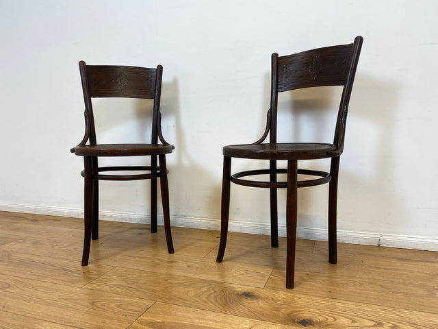 WMK I 1/2 Design Klassiker von Thonet I Berühmter N 124 Stuhl mit geprägtem Blumenornament, um 1920, markiert I Stuhl Esszimmerstuhl Holzstuhl Küchenstuhl Wiener Kaffeehaus Bugholz Jugendstil Vintage