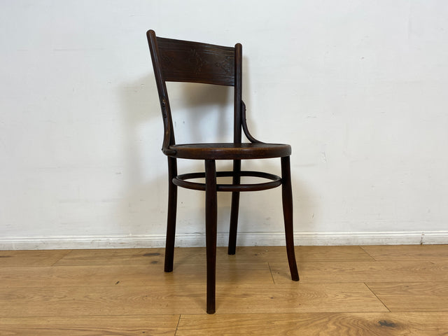 WMK I 1/2 Design Klassiker von Thonet I Berühmter N 124 Stuhl mit geprägtem Blumenornament, um 1920, markiert I Stuhl Esszimmerstuhl Holzstuhl Küchenstuhl Wiener Kaffeehaus Bugholz Jugendstil Vintage