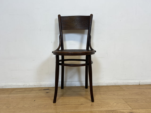 WMK I 1/2 Design Klassiker von Thonet I Berühmter N 124 Stuhl mit geprägtem Blumenornament, um 1920, markiert I Stuhl Esszimmerstuhl Holzstuhl Küchenstuhl Wiener Kaffeehaus Bugholz Jugendstil Vintage