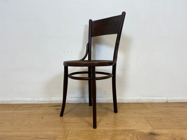 WMK I 1/2 Design Klassiker von Thonet I Berühmter N 124 Stuhl mit geprägtem Blumenornament, um 1920, markiert I Stuhl Esszimmerstuhl Holzstuhl Küchenstuhl Wiener Kaffeehaus Bugholz Jugendstil Vintage