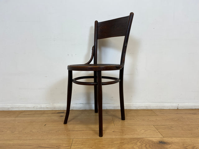 WMK I Design Klassiker von Thonet I Berühmter N 124 Stuhl mit geprägtem Blumenornament, um 1920, markiert
