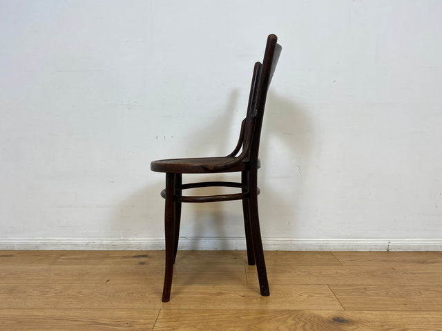 WMK I 1/2 Design Klassiker von Thonet I Berühmter N 124 Stuhl mit geprägtem Blumenornament, um 1920, markiert I Stuhl Esszimmerstuhl Holzstuhl Küchenstuhl Wiener Kaffeehaus Bugholz Jugendstil Vintage