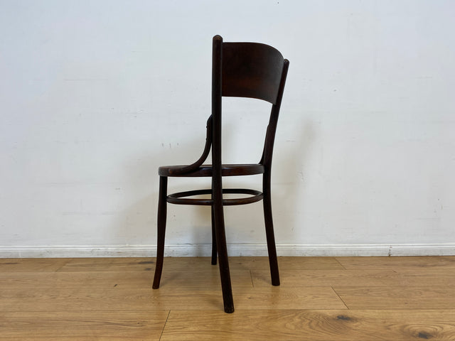 WMK I 1/2 Design Klassiker von Thonet I Berühmter N 124 Stuhl mit geprägtem Blumenornament, um 1920, markiert I Stuhl Esszimmerstuhl Holzstuhl Küchenstuhl Wiener Kaffeehaus Bugholz Jugendstil Vintage